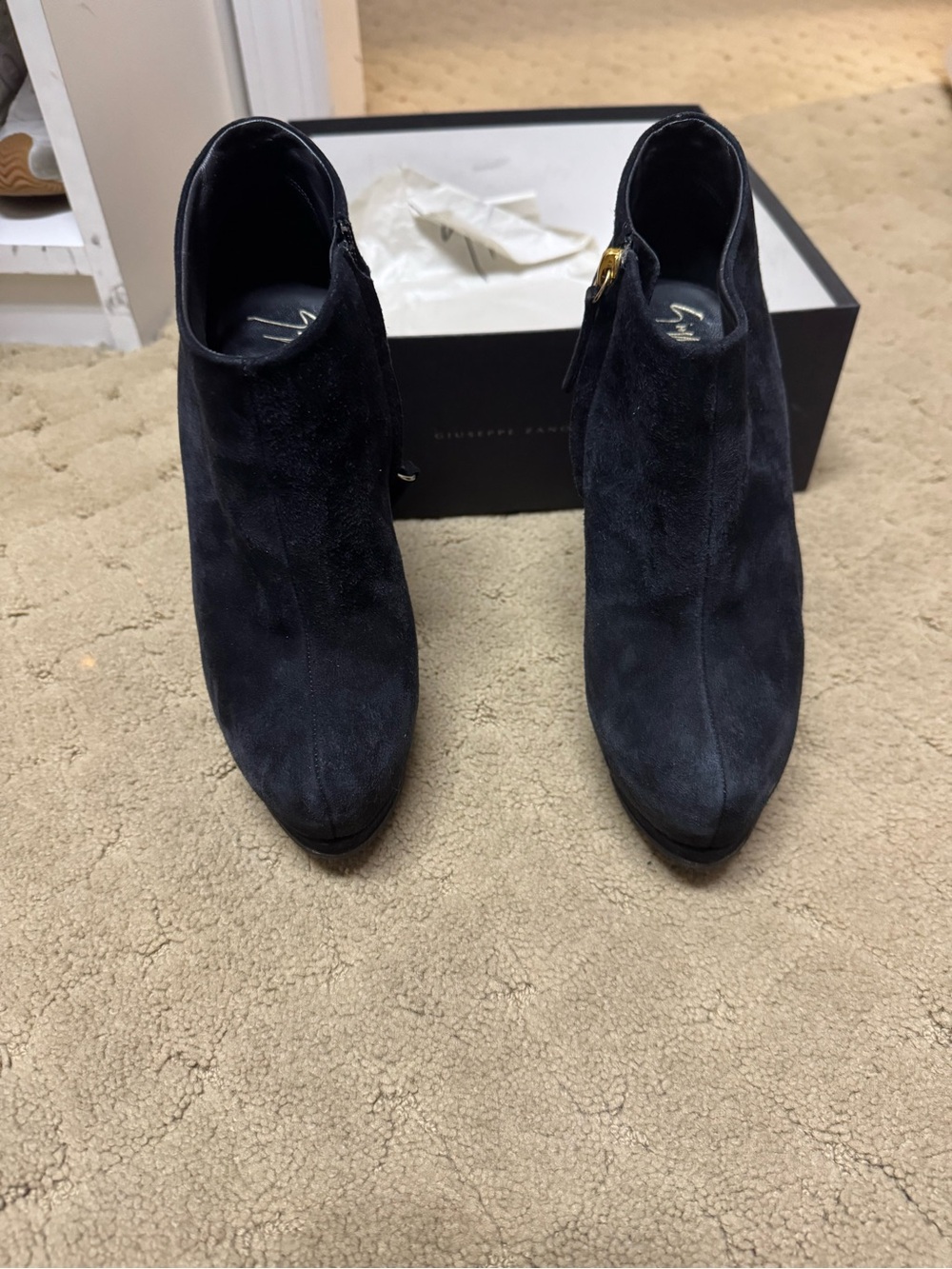 Women stiletto suede ankle bootie with small platform